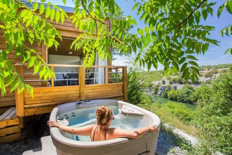 Camping Le Petit Bois Ardeche eigen spa 768x515
