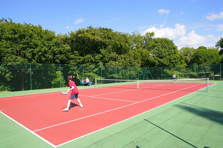 Camping L Anse du Brick tennsibaan 768x512