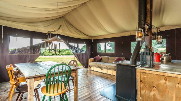 Boerencamping Figari Corsica safaritent met houtkachel 768x429