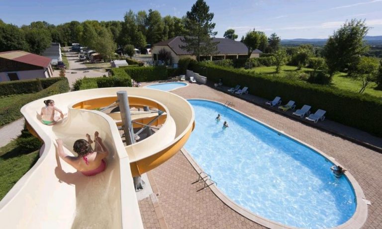 Camping Beauregard Jura zwembad met glijbaan 768x461